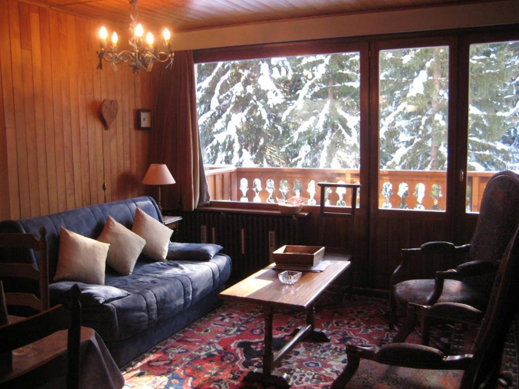 un salon avec un canapé, une table et une fenêtre dans l'établissement Studio avec balcon, 3 pers, Courchevel 1850, proche parking - FR-1-514-5, à Courchevel