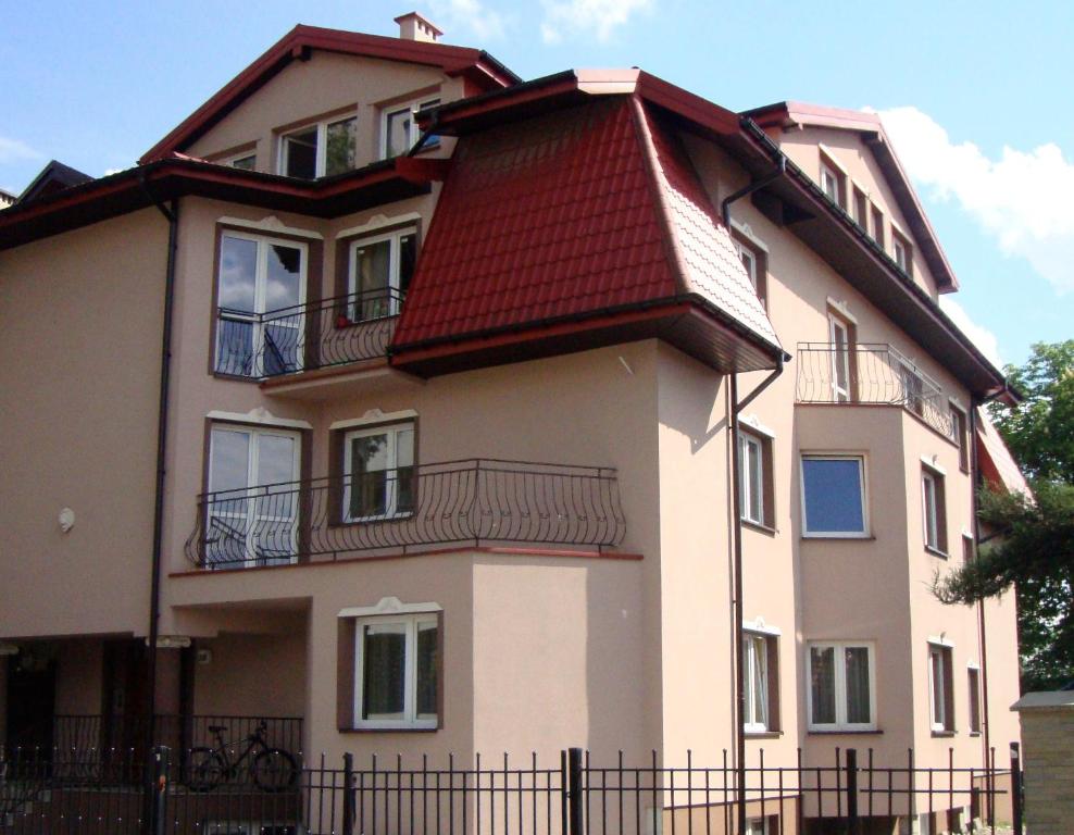 duży budynek z czerwonym dachem w obiekcie Apartamenty Dolna Kraków w Krakowie