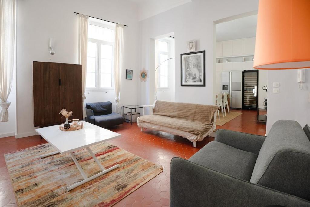 un salon avec un canapé et une table basse dans l'établissement Elegance and calm in Aix city center, à Aix-en-Provence