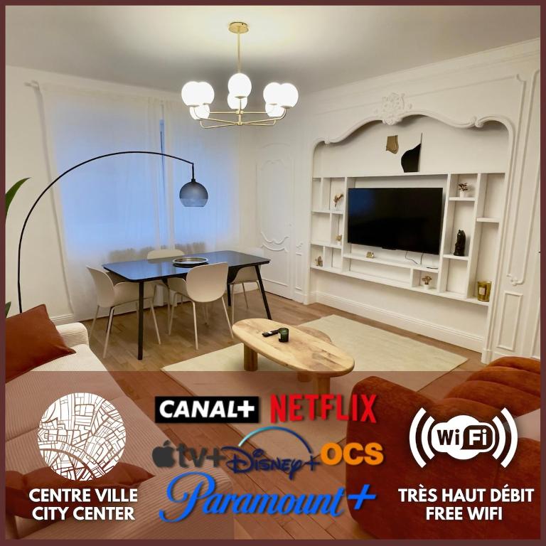 un salon avec une table et une télévision dans l'établissement Le Richebourg - Place Wilson, Centre Ville, à Dijon