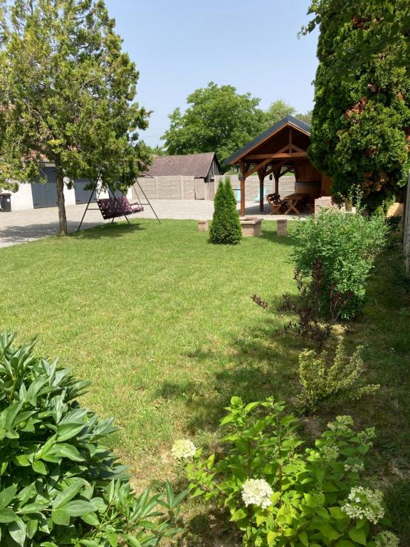 BakonyszentkirályにあるPark Vendégházの庭園