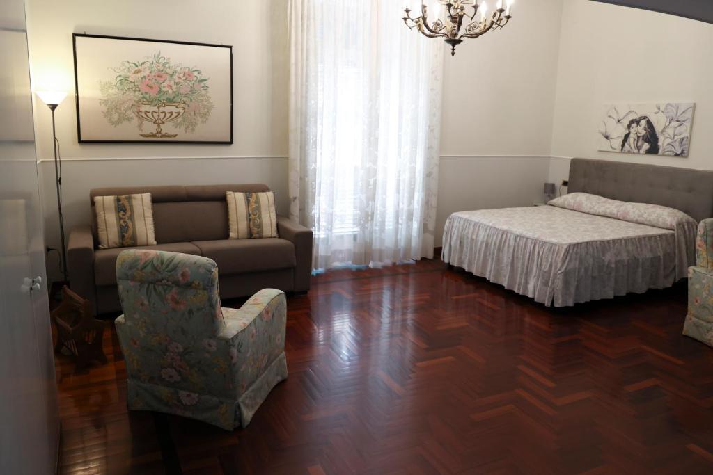 una sala de estar con un sofá y una cama en Stabiae luxury guest house, en Castellammare di Stabia