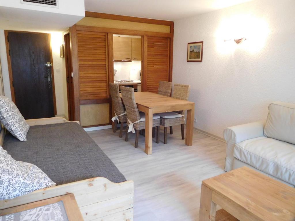 un salon avec une table et un canapé dans l'établissement Bel appartement 2 pièces avec parking à Chamonix - FR-1-517-39, à Chamonix-Mont-Blanc