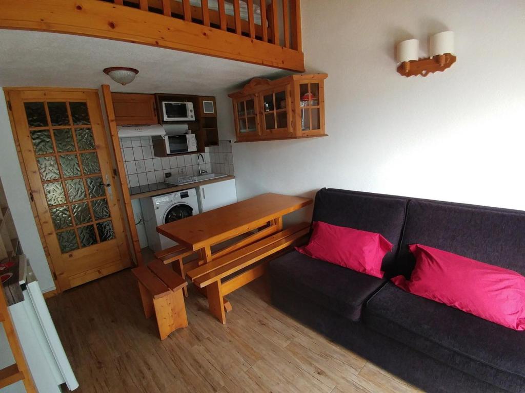 un salon avec un canapé noir et une table dans l'établissement Charmant appartement à Chamonix avec balcon, animaux admis, parking - FR-1-517-12, à Chamonix-Mont-Blanc