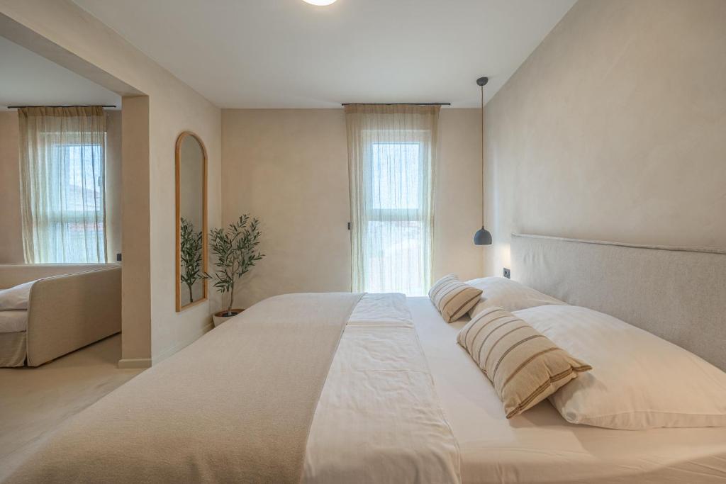 Ένα ή περισσότερα κρεβάτια σε δωμάτιο στο lo͝or luxury rooms