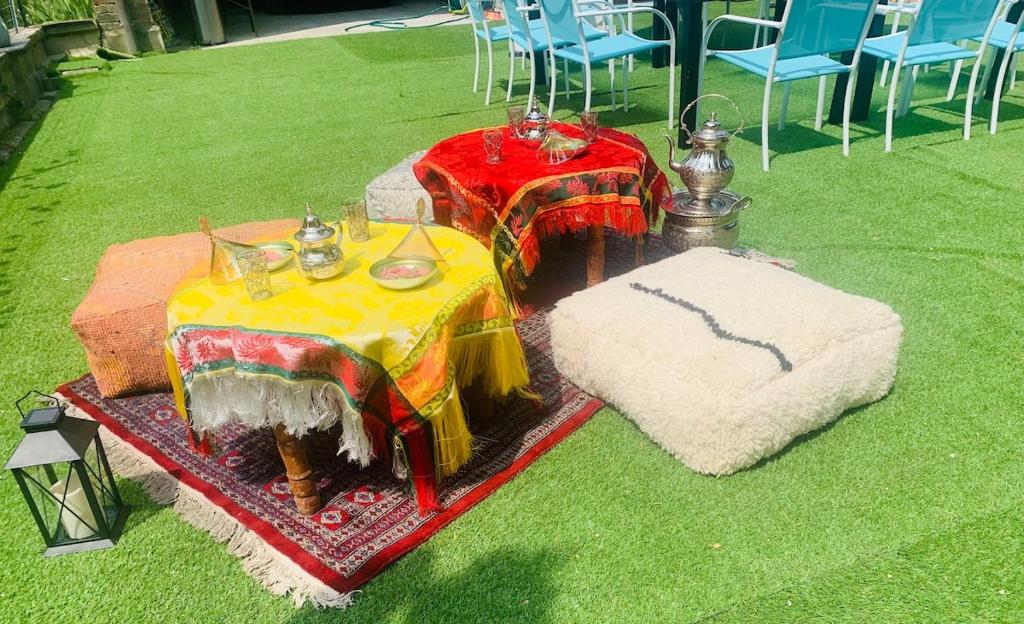 - un couple de tablesacersacersacersacershngthngthngthngthngthngtgth dans l'établissement Riad 1001 Nights, à Toges