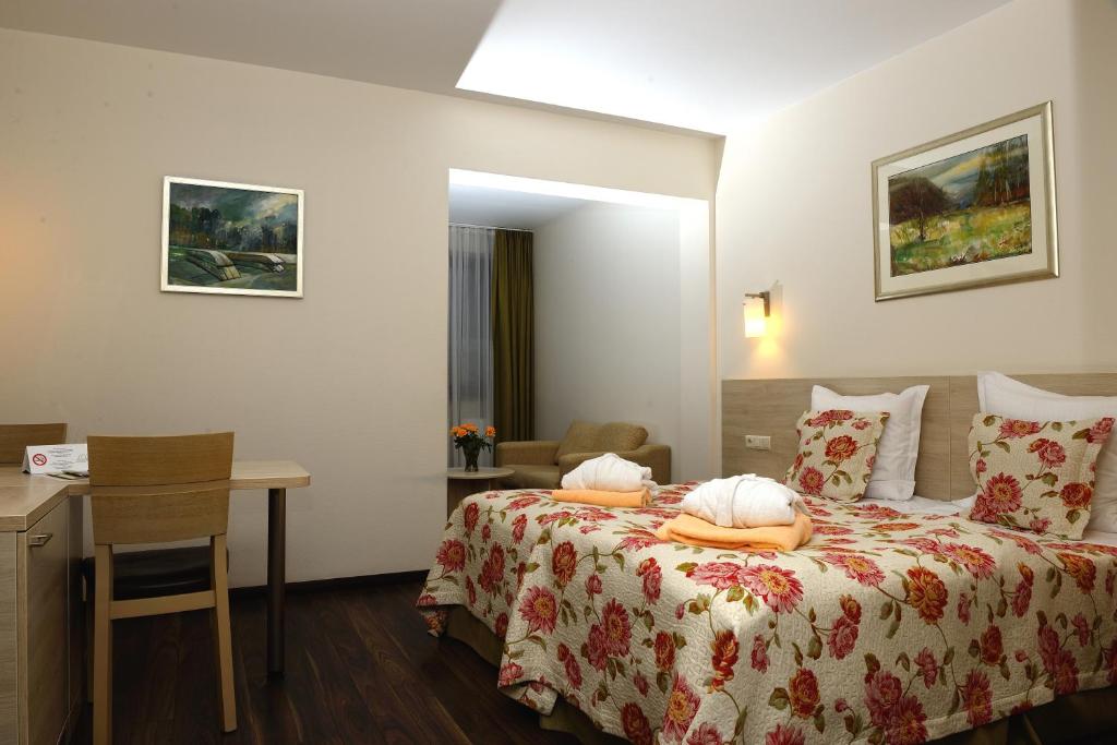 Postel nebo postele na pokoji v ubytování Hotel Nad Przełomem
