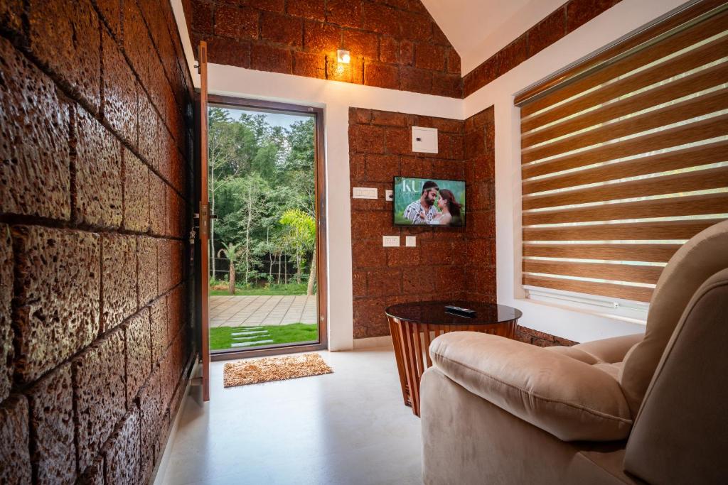 TV a/nebo společenská místnost v ubytování Misty Forest Resort Wayanad