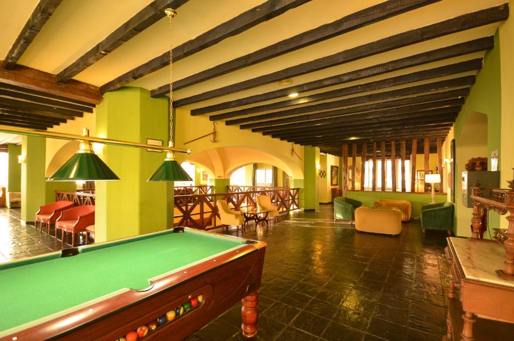 Biliár nebo kulečník v ubytování Hotel GHM Monachil