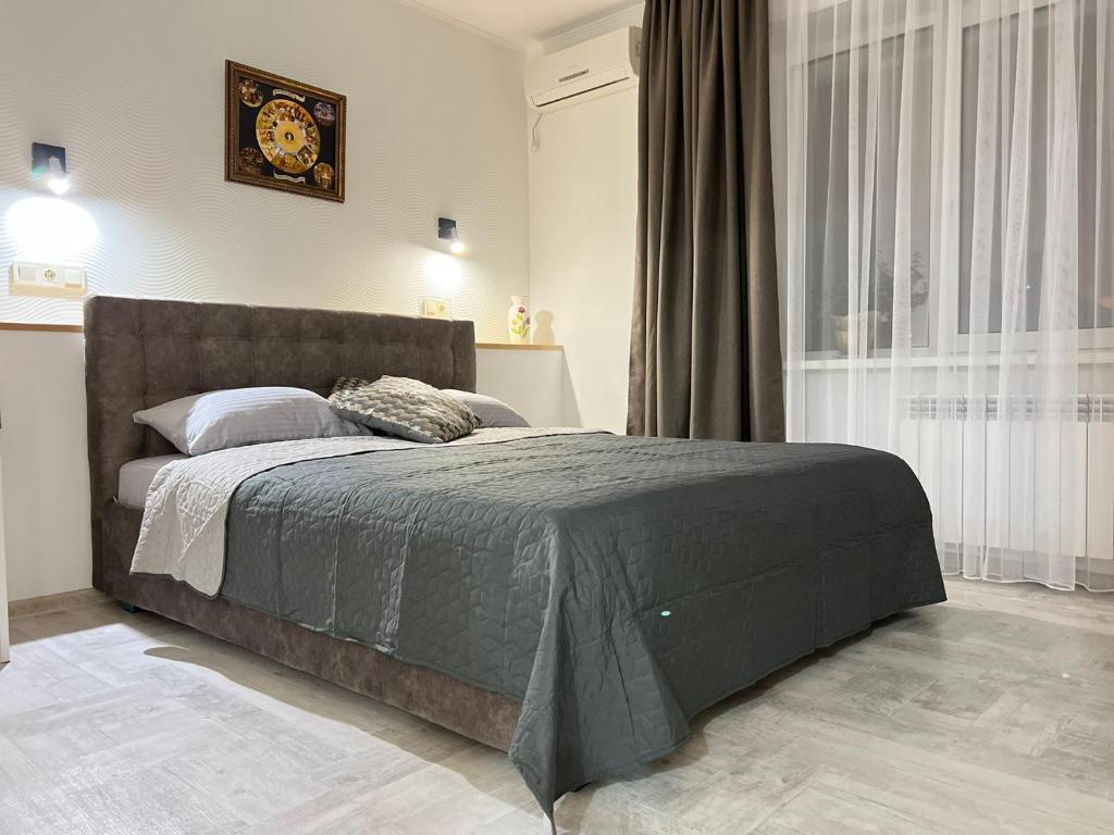 a bedroom with a large bed in a room at Chernihiv City Apartments - Peremohy in Chernihiv