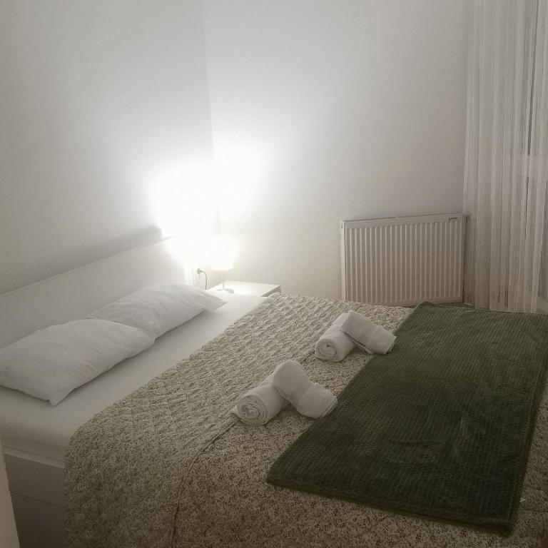 Postel nebo postele na pokoji v ubytování Apartman Burinović