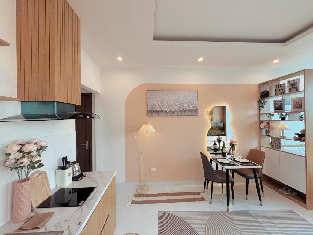 Kuchyň nebo kuchyňský kout v ubytování The Little Hanoi - Super Central Apartment