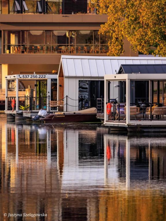 a house on a boat on the water at Domy Na Wodzie La Mare Houseboats Bydgoszcz in Bydgoszcz