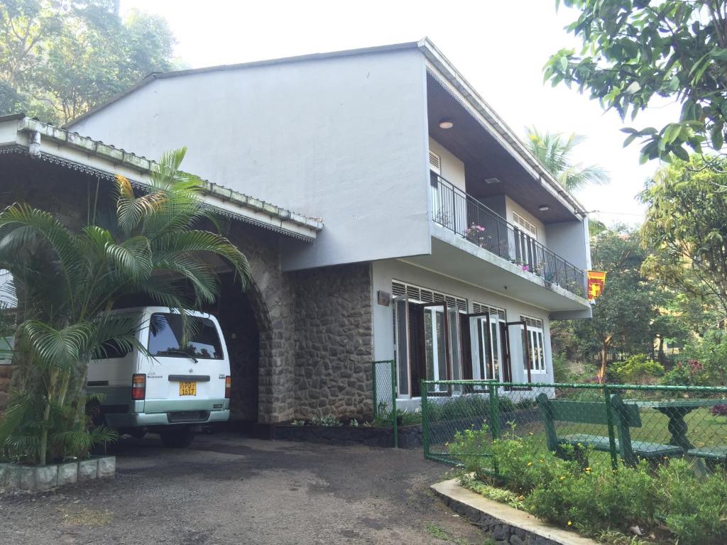 ein weißer Van vor einem Haus geparkt in der Unterkunft Anniewatte House in Kandy