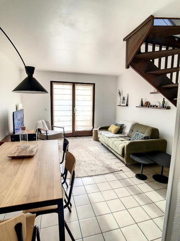 un salon avec un canapé et une table dans l'établissement Cottage in Normandy, à Villers-sur-Mer
