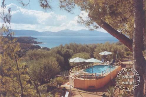 une piscine avec vue sur l'eau dans l'établissement Villa Pierre Vergerie, à Cargèse
