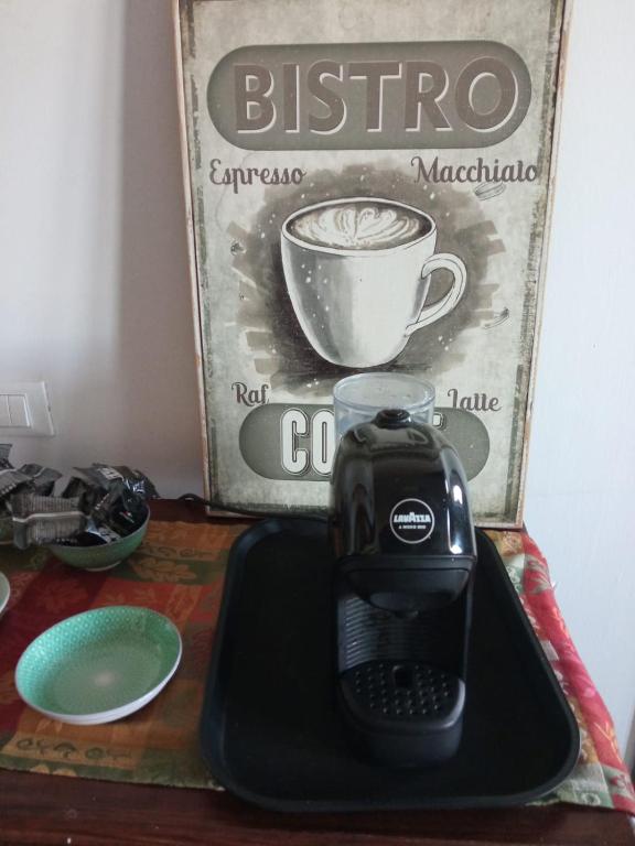 Coffee and tea making facilities at A casa di Frida & Mika - COMODO PUNTO DI SOSTA - Vicino a tutti i servizi - a 20 minuti dall'autostrada