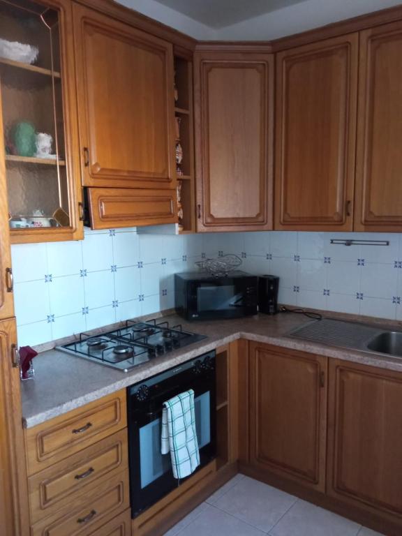 A kitchen or kitchenette at A casa di Frida & Mika - COMODO PUNTO DI SOSTA - Vicino a tutti i servizi - a 20 minuti dall'autostrada
