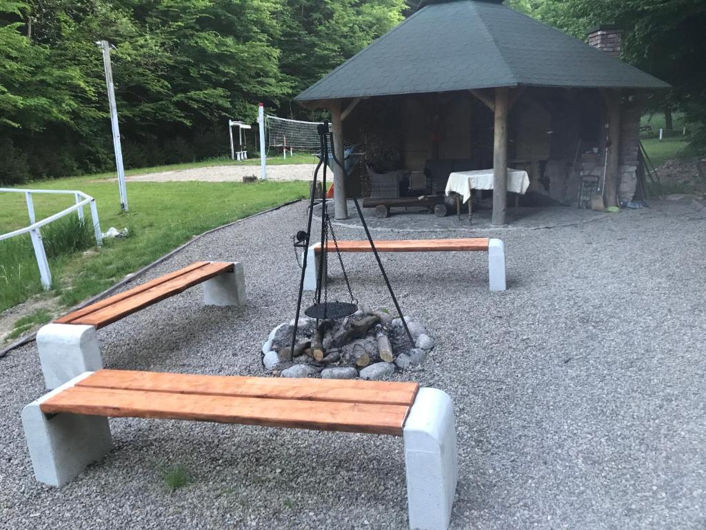 Fotografia z galérie ubytovania Leśniczówka domek sauna jeziorko w lesie na wyłączność v destinácii Straszydle