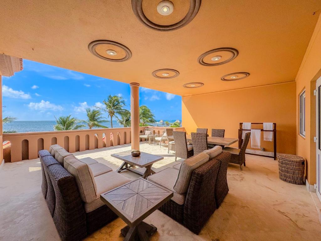Ruang duduk di Belizean Cove Estates Beachfront Villas