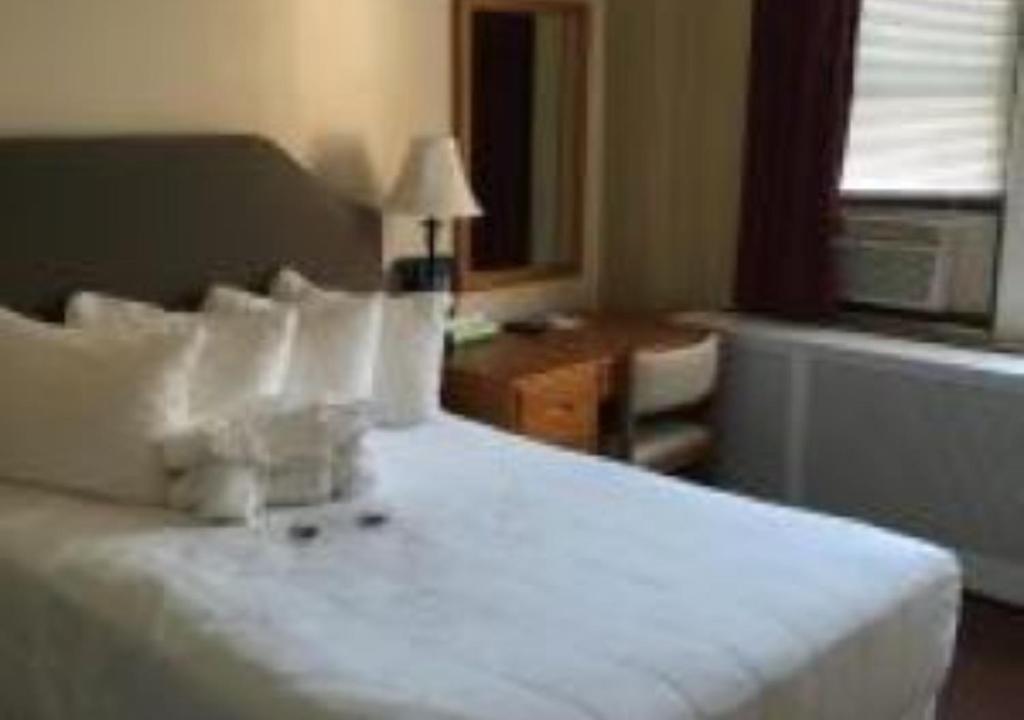 Leo House - Standard Double Room With Shared Bathroom