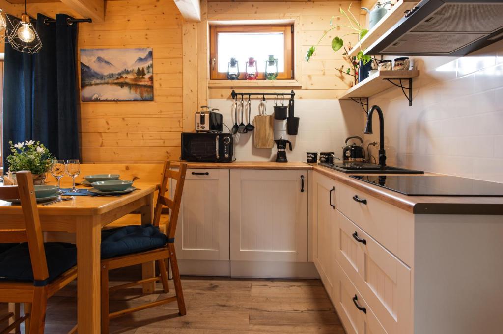 Kuchyňa alebo kuchynka v ubytovaní Apartament Stryszek Alpinistyczny