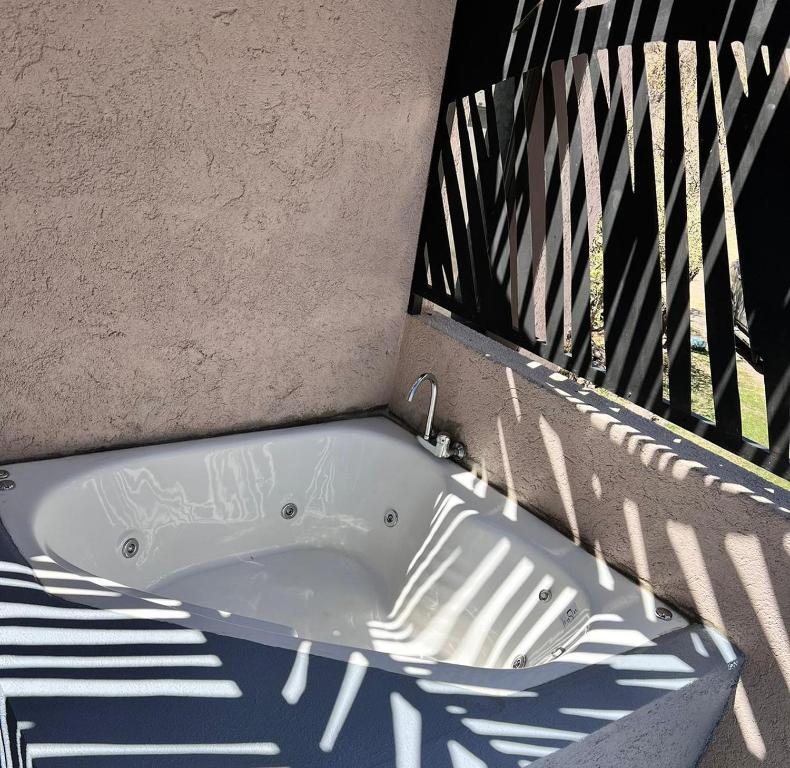 d'une baignoire installée sur le côté d'un balcon. dans l'établissement Terra Bella Hidromasajes, à San Antonio de Arredondo