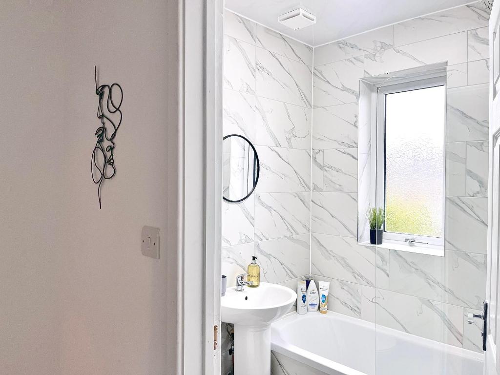 Koupelna v ubytování Perfect for Contractors, Driveway with Free Parking, Close to City Centre