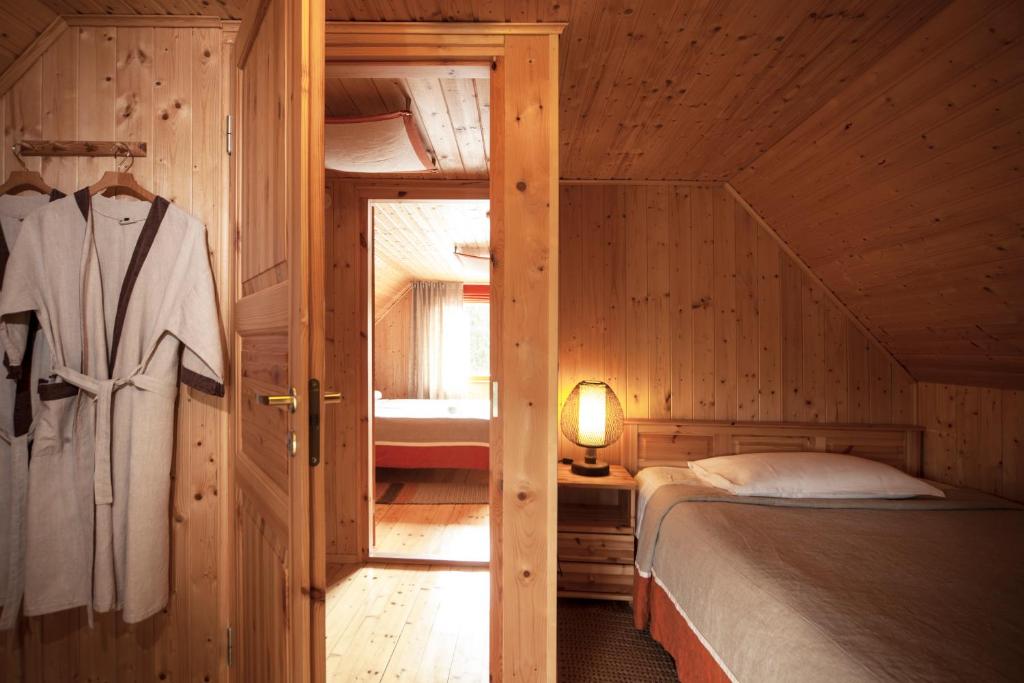 Postel nebo postele na pokoji v ubytování Kivi Talu Country Hotel