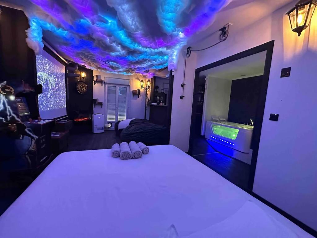Ένα ή περισσότερα κρεβάτια σε δωμάτιο στο Apartment Cinema, Jacuzzi, Borne arcade