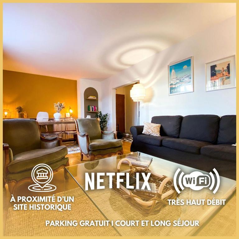 un salon avec un canapé et une table dans l'établissement Appartement familial Proche d'un site historique, à Périgueux