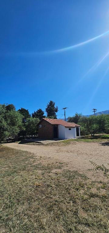 een schuur en een veld voor een gebouw bij Cabaña el fede in Carpintería