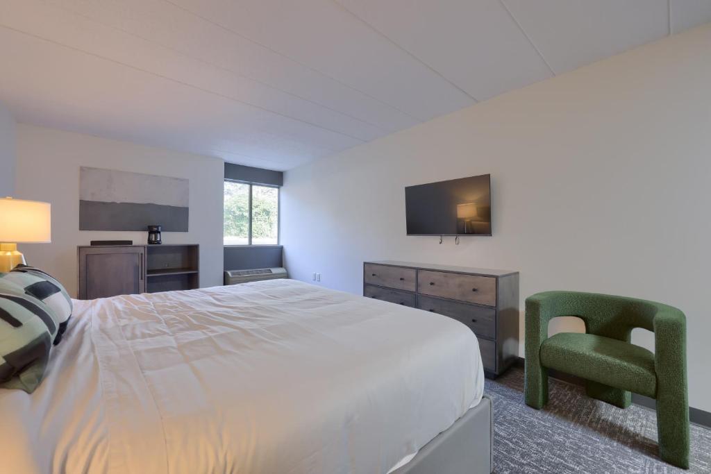 Postel nebo postele na pokoji v ubytování Lititz Pointe Inn and Suites
