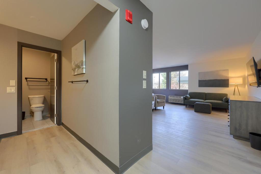 TV a/nebo společenská místnost v ubytování Lititz Pointe Inn and Suites