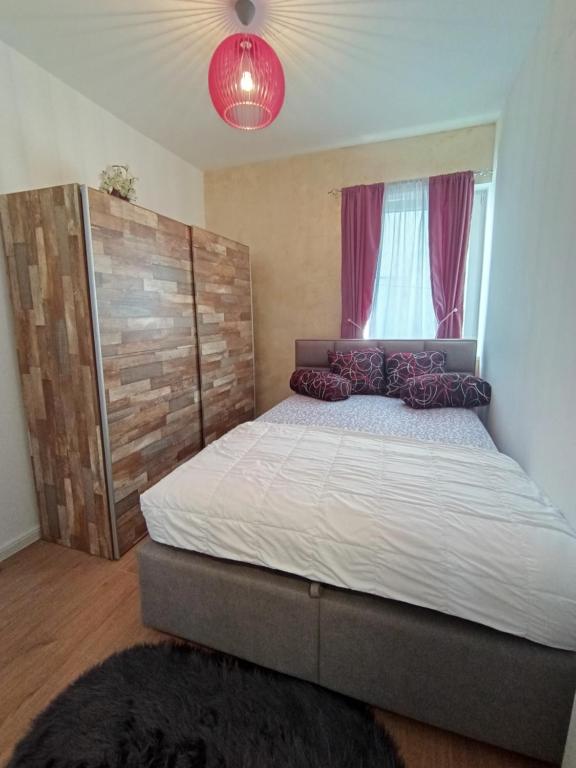 Postel nebo postele na pokoji v ubytování Gold Apartman