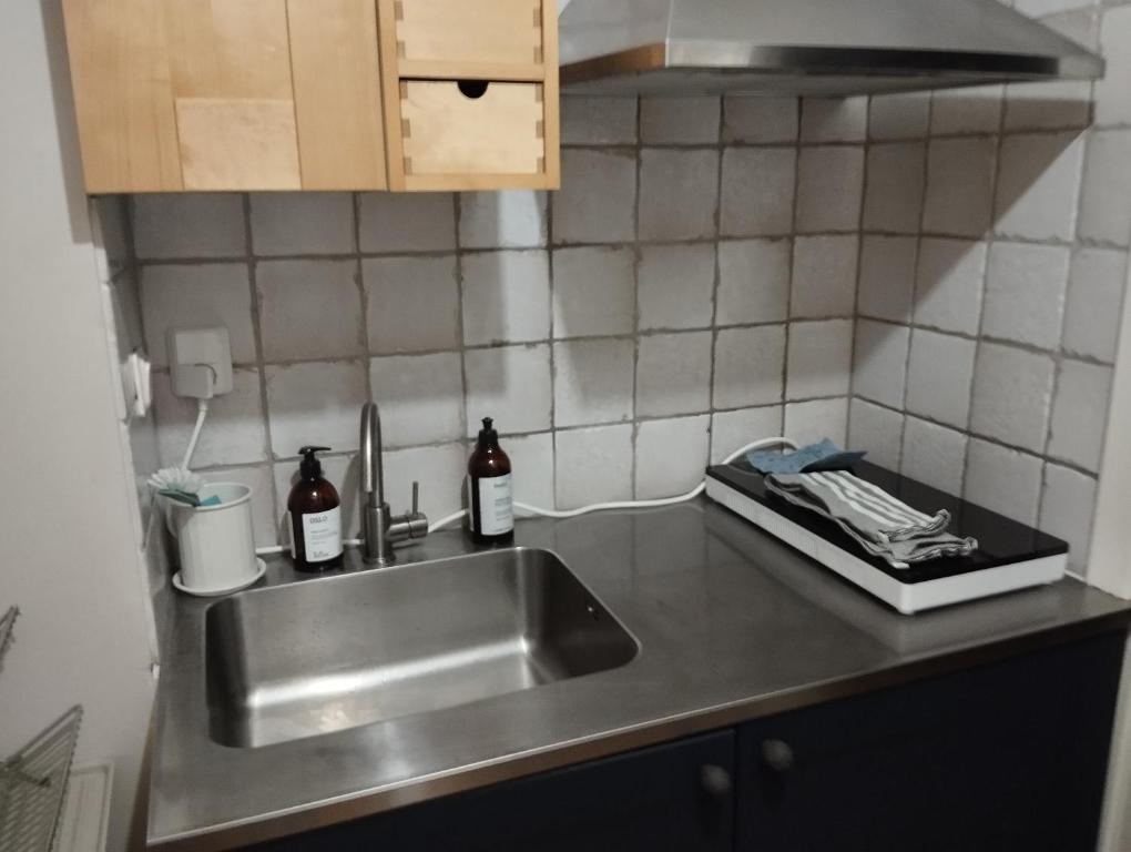 Kuchyň nebo kuchyňský kout v ubytování Centrala stan- 2-rums Gästsvit, perfekt för kollegor som önskar separata rum