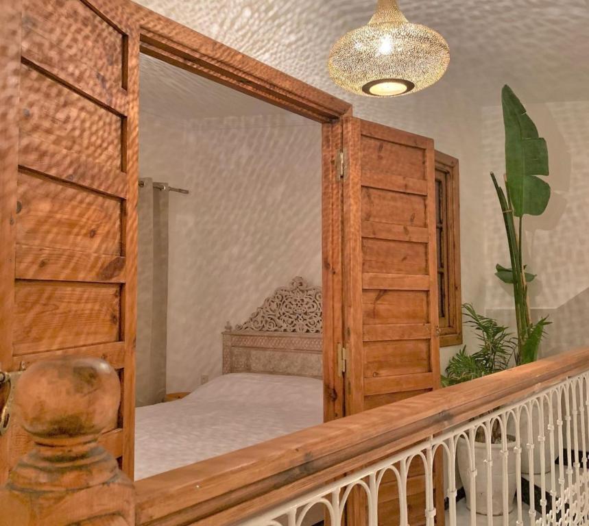 ein Schlafzimmer mit einem Etagenbett und einem Spiegel in der Unterkunft Riad with Outdoor Swimming Pools in Marrakesch