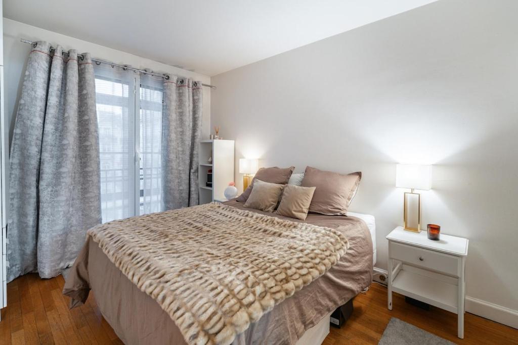 une chambre blanche avec un lit et une fenêtre dans l'établissement Luxury and Elegance Georges V, à Paris