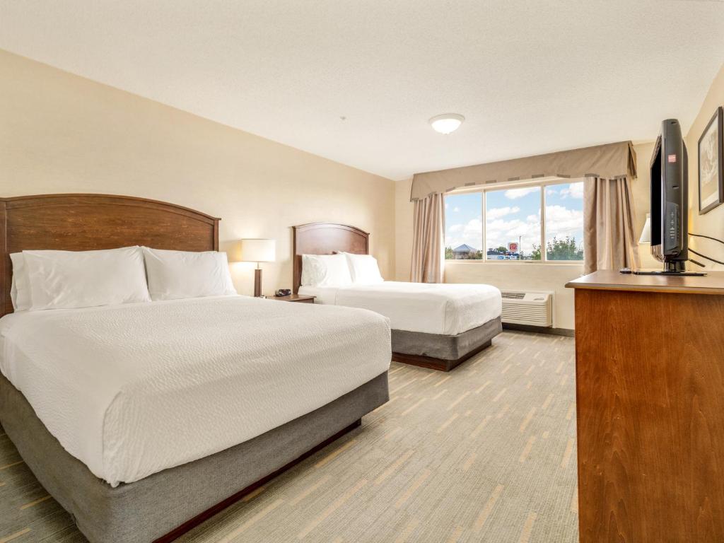 Postel nebo postele na pokoji v ubytování Holiday Inn Lethbridge by IHG