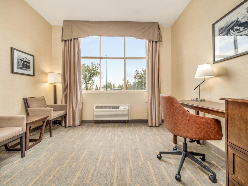 Posezení v ubytování Holiday Inn Lethbridge by IHG