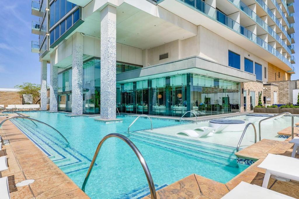 Πισίνα στο ή κοντά στο Lux Studio with Mountain Views, Pool and Casino Access