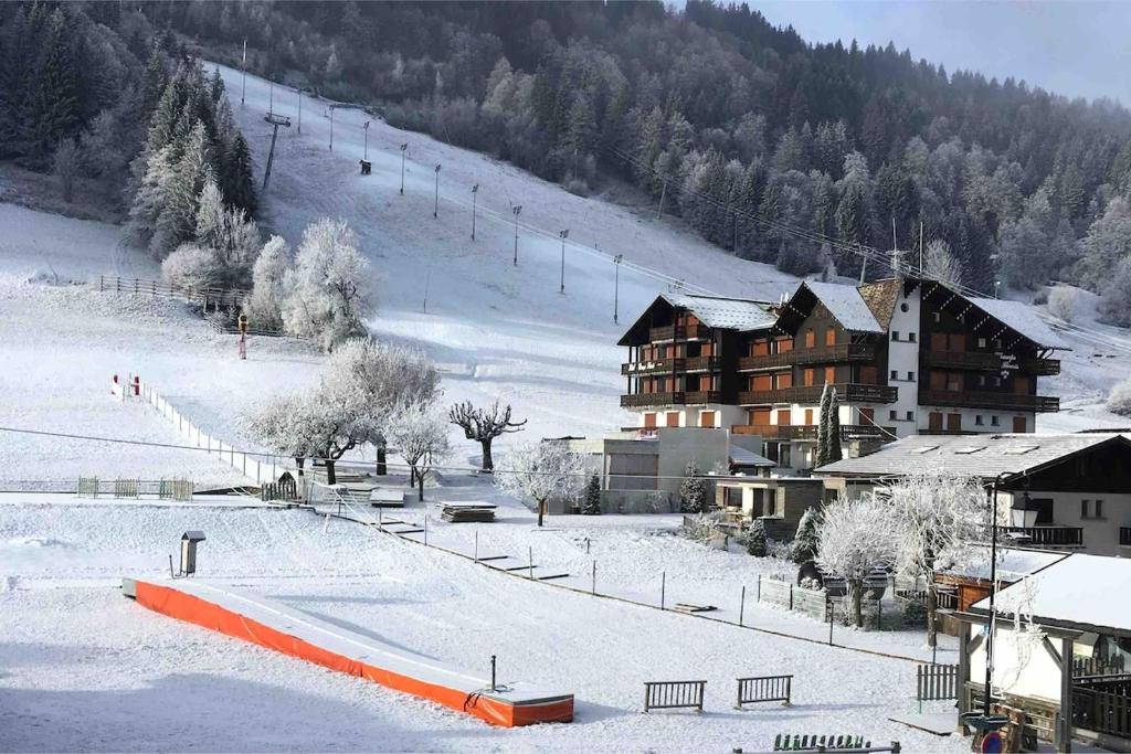 une station de ski dans la neige avec une remontée mécanique dans l'établissement Studio au pied des pistes à Morzine, à Morzine
