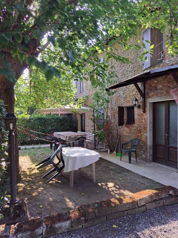 a picnic table in the shade of a tree at Corte Pincione in Montecarlo