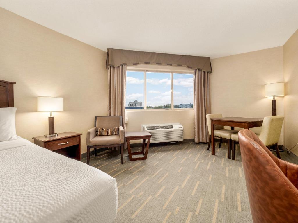 Postel nebo postele na pokoji v ubytování Holiday Inn Lethbridge by IHG