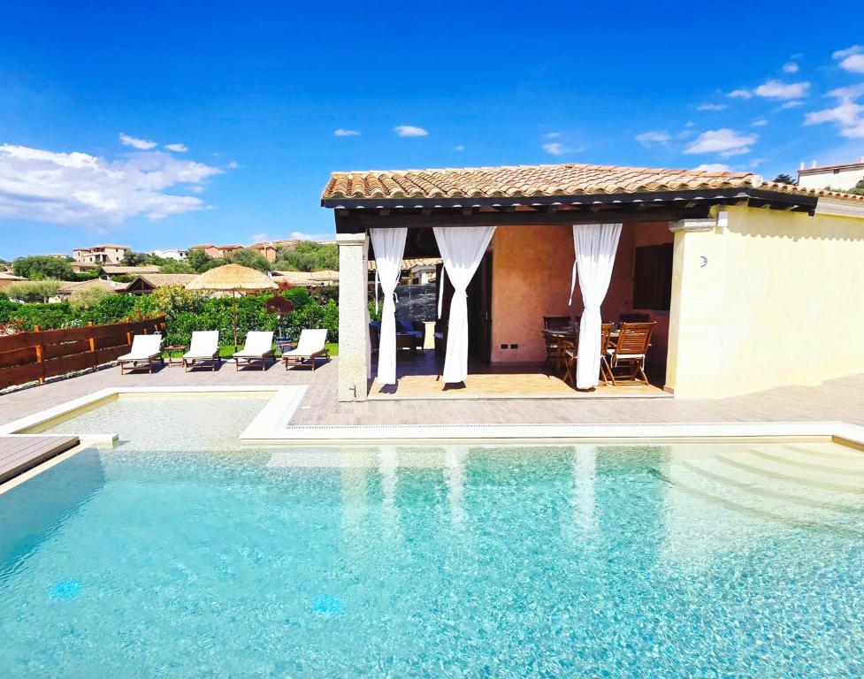- une piscine avec un kiosque à côté d'une maison dans l'établissement Villa Luna, à Tanaunella