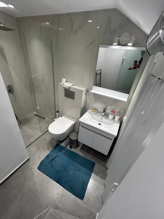 テッサロニキにあるAngelの洗面台、トイレ、鏡のあるバスルーム