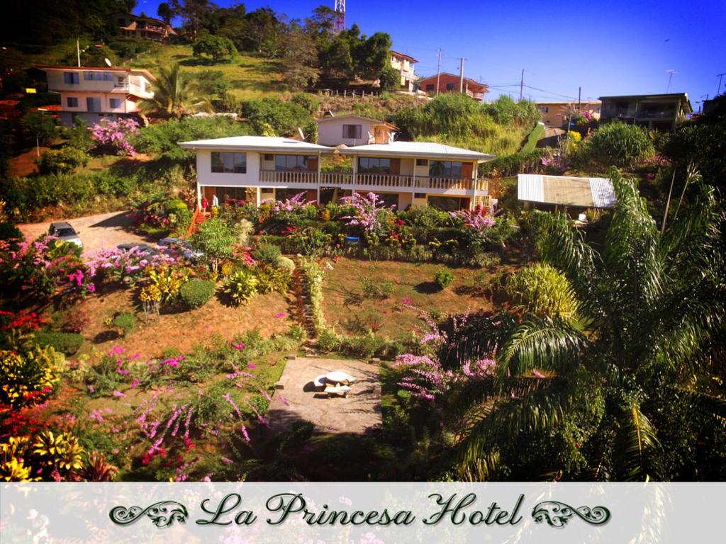 una casa en la cima de una colina con flores en La Princesa Hotel, en San Isidro