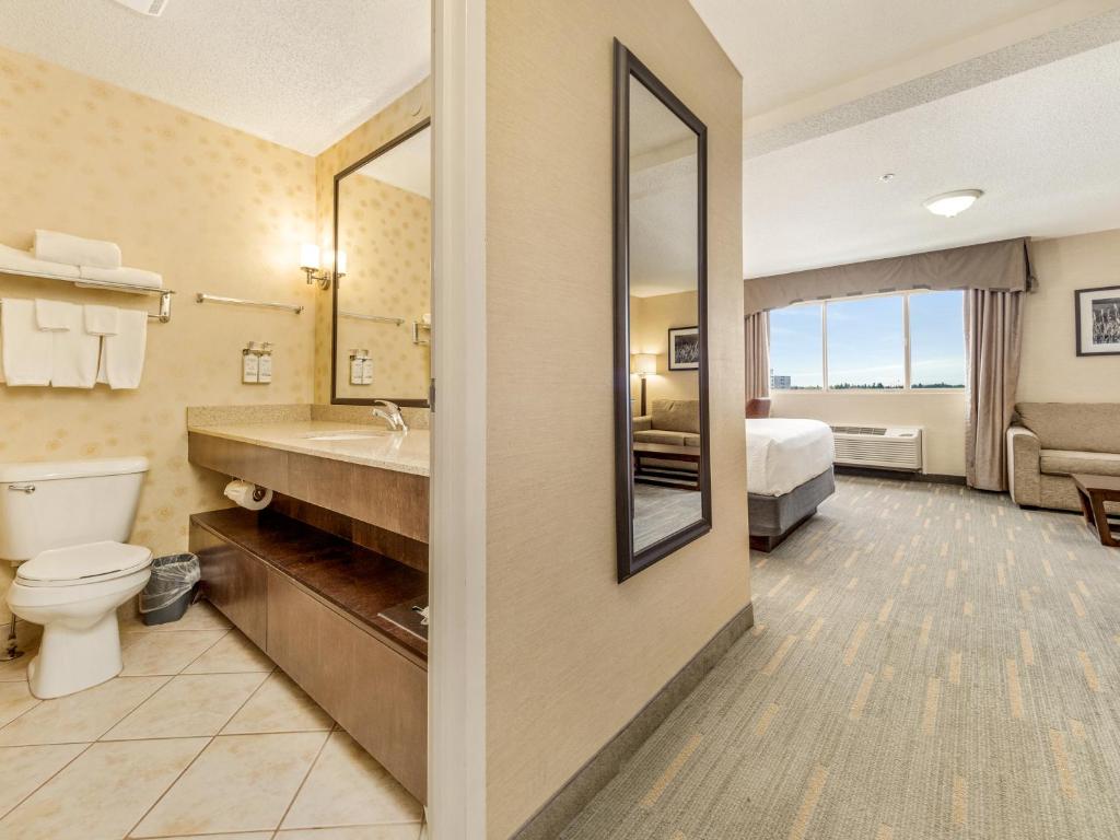 Koupelna v ubytování Holiday Inn Lethbridge by IHG