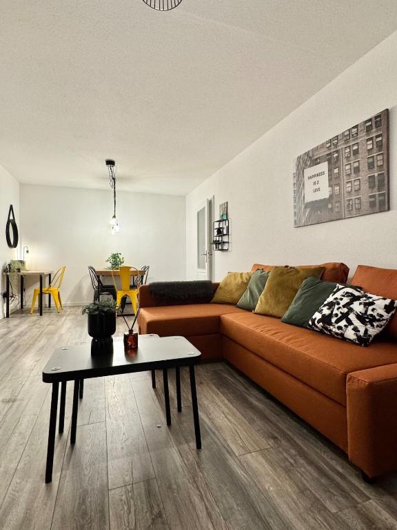 un salon avec un canapé et une table dans l'établissement L 'atelier, Fonderie district, à Mulhouse