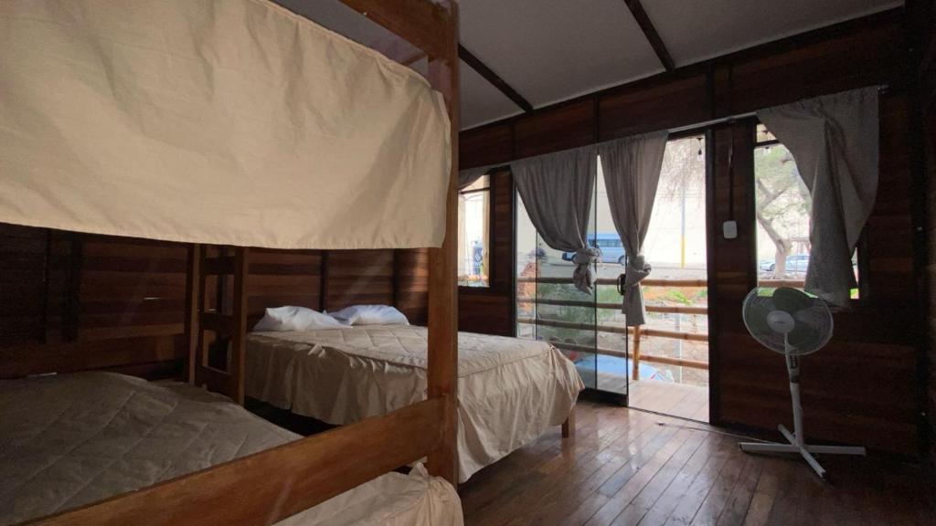Postel nebo postele na pokoji v ubytování HOSPEDAJE CasaBlanca Huacachina